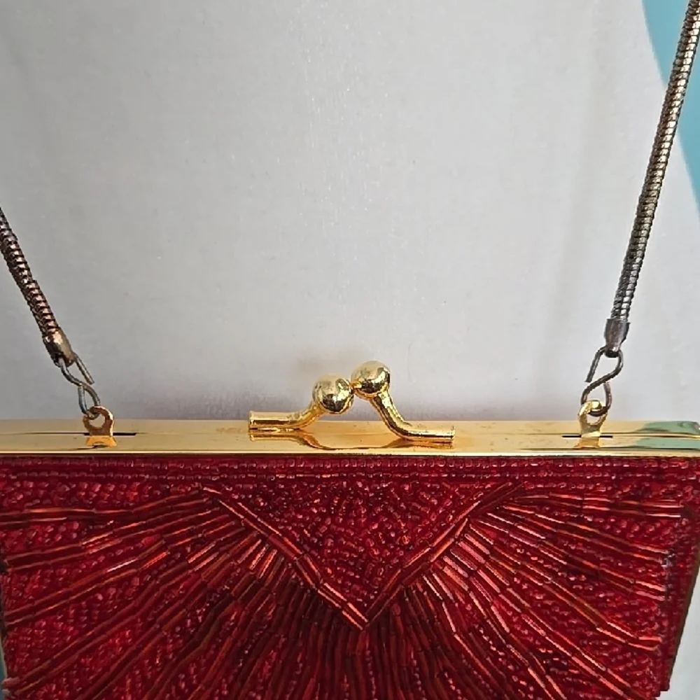 Red vintage beaded Clamshell purse - Picture 3 of 12